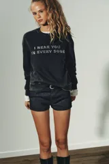 Sudadera de cuello redondo y manga larga, confeccionada en mezcla de algodón con efecto lavado. Presenta un texto estampado a contraste en la parte frontal y acabados en rib a tono.