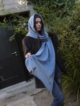 Pashmina rectangular color beige claro, de tejido suave y liviano. Ideal para usar como chalina o bufanda.