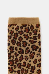 Calcetines de caña media con estampado de leopardo en tonos marrones y negros, confeccionados en tejido de algodón con acabado acanalado en el puño.