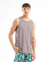 Musculosa lisa de color borgoña con cuello redondo y sisas amplias.