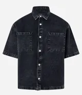 Camisa masculina de jeans negro con lavado marmolado, corte boxy, cuello inglés, manga corta, abotonada al frente y con dos bolsillos de parche en el pecho.