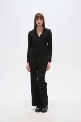 Cárdigan de poliéster con estampado abstracto en tonos marrones y beige, cuello camisero y mangas largas.