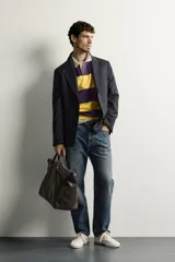 Blazer regular fit de lana azul marino con diseño de rayas sutiles, cuello con solapas de muesca, cierre frontal con botones y bolsillos de parche en la cadera.