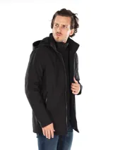 Campera negra de poliéster con cuello alto y capucha, cierre de cremallera, bolsillos laterales con cremallera y logo de Calvin Klein.