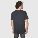 Remera de cuello redondo y manga corta, confeccionada en algodón orgánico slub con textura sutil. Presenta un diseño minimalista de corte clásico.