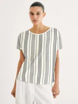 Blusa de manga corta con cuello redondo y estampado de cuadrícula blanca sobre fondo color tostado.