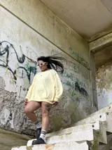 Buzo deportivo de verano (sin felpa) color amarillo con detalles en marrón, de calce oversize.