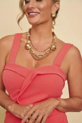 Collar de diseño llamativo con tubos metálicos dorados, eslabones combinados y cadenas finas superpuestas.