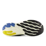 Championes de running New Balance Fresh Foam X 1080, color negro con detalles en azul y amarillo.