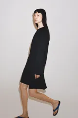 Bermuda de algodón color negro, con tiro medio, cintura elástica ajustable con cordones y bolsillos laterales ocultos en costura.