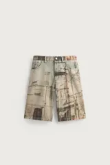 Bermuda de jean baggy fit con efecto lavado y estampado fotográfico abstracto de edificios y arquitectura. Cuenta con diseño clásico de cinco bolsillos y cierre frontal con cremallera y botón.