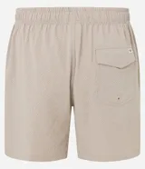 Bermuda playera masculina de corte básico, confeccionada en microfibra texturizada. Presenta cintura elástica con cordón ajustable y bolsillos laterales.