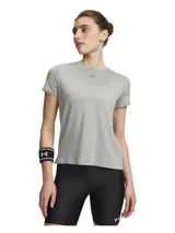 Remera deportiva de entrenamiento Under Armour, color gris, con cuello redondo, mangas cortas y logo de la marca estampado en el pecho. Confeccionada en tejido elástico y transpirable con aberturas laterales en el bajo.