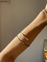 Brazalete abierto de bronce con textura martillada.
