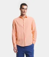 Camisa de manga larga Marfinno con cuello camisero y cierre frontal de botones. Confeccionada en tejido plano de lino y algodón.