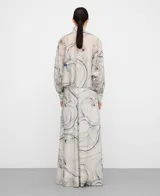 Top estampado semitransparente de línea amplia, cuello tirilla, manga murciélago y botonadura frontal oculta. Incluye top interior de tirantes.
