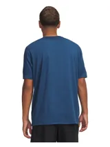 Remera deportiva de manga corta Under Armour, confeccionada en tejido de punto ultratranspirable y ligero con textura jaspeada. Presenta cuello redondo, corte holgado y logo de la marca estampado en el pecho.