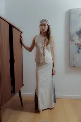 Falda larga color crudo con bordados y aberturas laterales con paneles de jean.