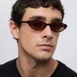 Lentes de sol con montura estilo cat-eye slim en estampado carey y cristales polarizados color marrón.
