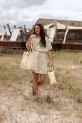 Bolso de tela color crema con estampado circular. Incluye almohadilla de regalo.