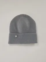 Gorro tipo beanie de punto acanalado en color gris, con vuelta en el borde y aplique metálico circular con logo grabado.