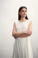 Vestido largo sin mangas, color verde militar, con cuello redondo y costura central vertical en contraste.