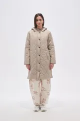 Campera acolchada de largo medio en color negro, con diseño de costuras onduladas, cierre frontal con botones a presión y bolsillos laterales.