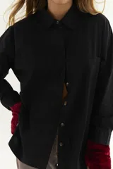 Camisa color beige de popelina de algodón, corte recto, con cuello mao, cierre frontal con botones, manga larga con puños abotonados, bolsillo de parche en el pecho y detalle de costuras en zigzag en delantero y espalda.