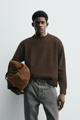 Jersey de corte boxy fit con textura acanalada, cuello redondo y manga larga con acabados en rib.