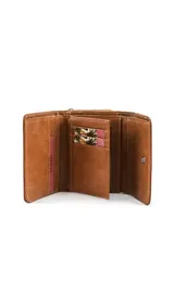 Billetera corta de símil cuero color beige, con cierre a presión y placa metálica decorativa. Cuenta con múltiples compartimentos internos para tarjetas, visor y billetes, además de un compartimento posterior con cierre.