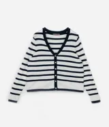 Cárdigan de punto ligero a rayas horizontales azul marino y blanco, con cuello en V y cierre frontal con botones.