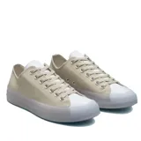 Championes Converse Chuck Taylor All Star CX OX, color beige con suela transparente y detalles en naranja.