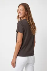 Remera celeste de manga corta y cuello redondo, de corte clásico y liso.