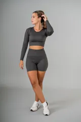 Conjunto deportivo color celeste compuesto por un top con escote cuadrado y unos shorts ajustados de tiro alto.