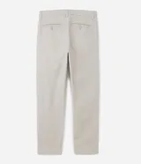 Pantalón de corte recto confeccionado en sarga de algodón con un toque de elastano. Presenta cierre frontal con botón y cremallera, bolsillos laterales y diseño básico de estilo atemporal.