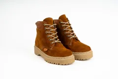 Bota acordonada de cuero color marrón óxido con suela de goma color beige.