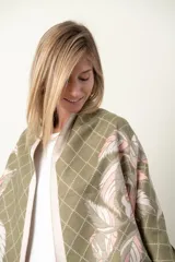 Pashmina rectangular grande color negro con estampado de rombos y hojas color marrón.