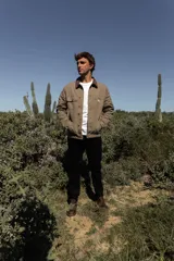 Campera corta de jean verde con cuello marrón, confeccionada en jean grueso 100% algodón.