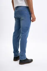 Pantalón de jean slim fit color azul medio, con elastano para mayor comodidad y ajuste al cuerpo.