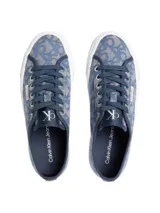 Zapatillas de plataforma Calvin Klein con diseño de sarga jacquard e ඉmpronta monograma integral en tonos azul y gris. Cuentan con suela gruesa de goma blanca, cordones azules y etiqueta lateral distintiva de la marca.