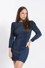Vestido corto de tejido con brillo, color azul y negro, de manga larga y diseño ajustado.