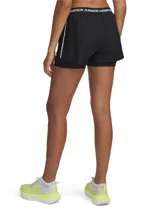 Shorts de entrenamiento Under Armour 2 en 1, color negro. Diseño con pantalón corto exterior ligero y pantalón corto de compresión integrado. Cuenta con cintura elástica con logo de la marca, bolsillos laterales y bajo con forma para mayor libertad de movimiento.