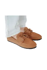 Mocasines de gamuza color tostado con lazo frontal decorativo y detalle de pasacintas laterales. Poseen suela flexible antideslizante.