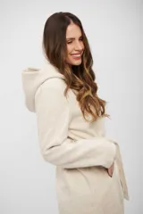 Tapado de paño color beige con capucha, cierre frontal cruzado con botones y lazo ajustable en la cintura.