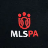 Remera deportiva rosa con cuello redondo y mangas cortas. Estampado frontal con el número 10 y el escudo del Inter de Miami.