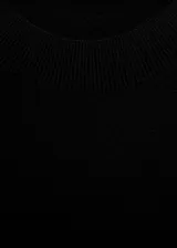 Vestido corto de tejido de punto fino en color negro, con cuello perkins, mangas cortas y diseño evasé.