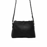 Cartera bandolera de cuero sintético negro con diseño estructurado, bordes superiores ondulados, logo grabado en el frente y correa de cadena metálica oscura.