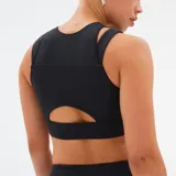 Top deportivo negro New Balance, modelo Shape Shield Crop Bra, con tecnología NB DRYx que absorbe la humedad, tirantes dobles y almohadillas extraíbles.