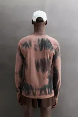 Camiseta técnica de running de manga larga y cuello redondo de Zara Athleticz, con calce regular fit. Presenta un diseño con estampado efecto tie-dye en tonos rosados y negros sobre tejido técnico ligero y elástico.