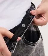 Pantalón de jean con corte recto y efecto desteñido, caracterizado por sus bolsillos cargo funcionales en los laterales y pences en las rodillas. Presenta un diseño utilitario y moderno con cierre frontal y bolsillos clásicos.